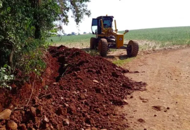 Prefeitura realiza encanamento de 900 metros de rede de água para atender 3 famílias