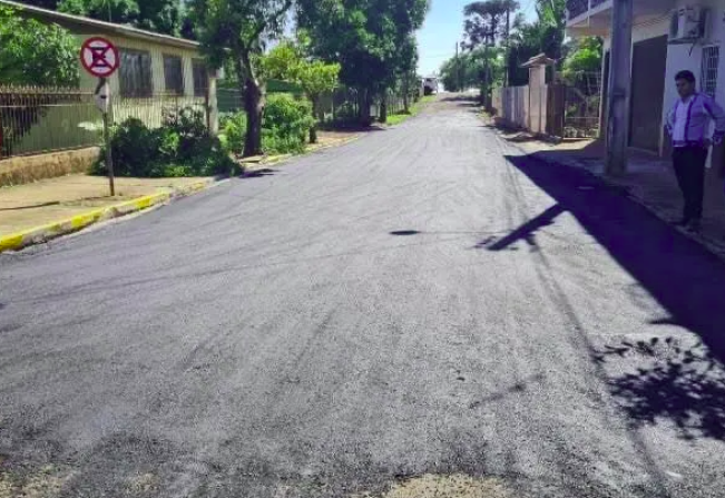 Mais uma rua pavimentada na cidade de Miraguaí