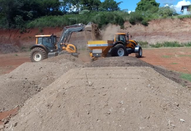 DISTRIBUIÇÃO DE ADUBO PARA COLOCAÇÃO DE GRAMA NO CAMPO DE FUTEBOL EM MIRAGUAÍ