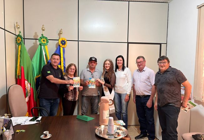 PREFEITO DE MIRAGUAÍ RECEBE COMITIVA DA FESTA DO COLONO E MOTORISTA DE TRÊS PASSOS